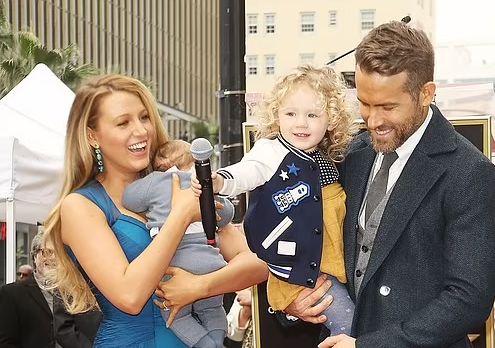 ريان رينولدز وزوجته وبناته