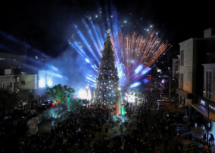 ألعاب نارية تنفجر خلال حفل إضاءة شجرة عيد الميلاد في جبيل  لبنان