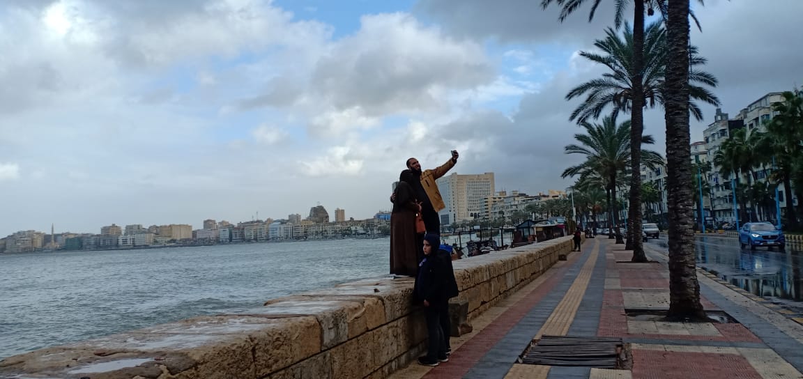 أهل الإسكندرية يلتقطون الصور فى أجواء النوة