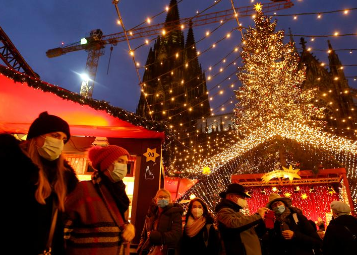أشخاص يزورون سوق عيد الميلاد في كولونيا  ألمانيا