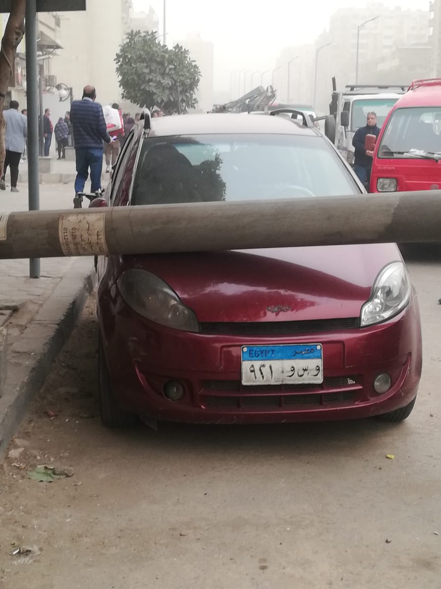 سقوط لوحة اعلانات على سيارة بمصر الجديدة