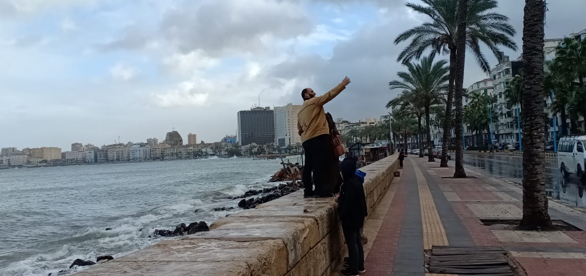 أهل الإسكندرية يستمتعون بالشتاء ويلتقطون الصور فى أجواء النوة