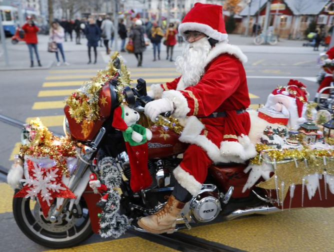 صورة لسائق دراجة نارية متأنقا زي بابا نويل في زيورخ بسويسرا
