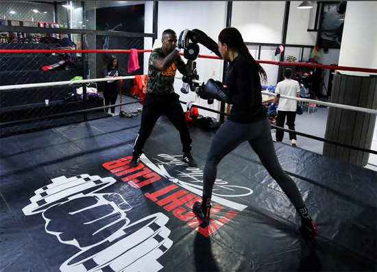 فتاة سعودية تتدرب خلال حصتها التدريبية في نادي القتال الرياضي