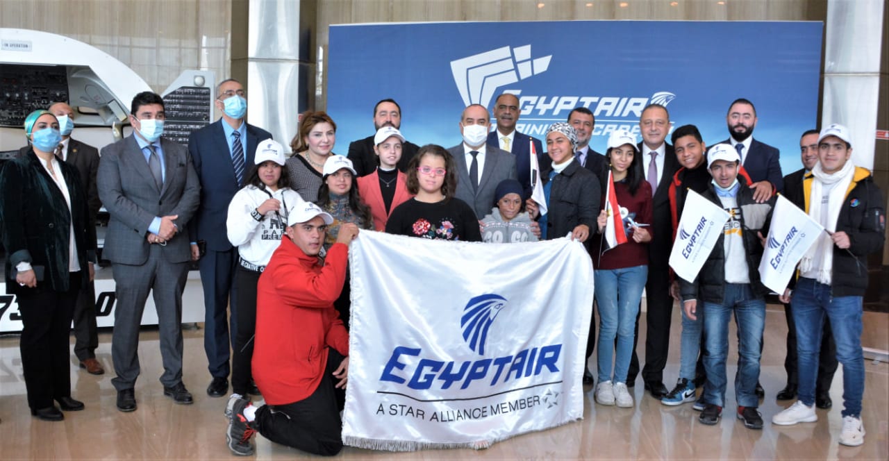 صورة جماعية للاطفال ابطال قادرون باختلاف داخل اكاديمية مصر للطيران