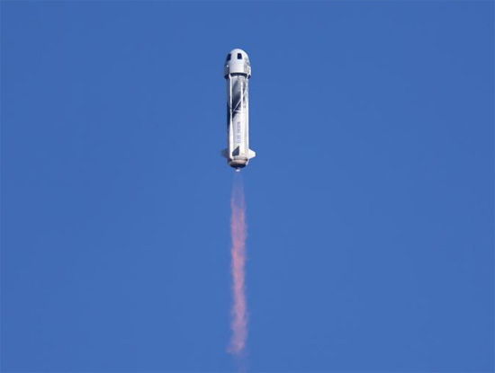 ينطلق صاروخ New Shepard التابع لشركة Blue Origin وهو يحمل ممثل ستار تريك