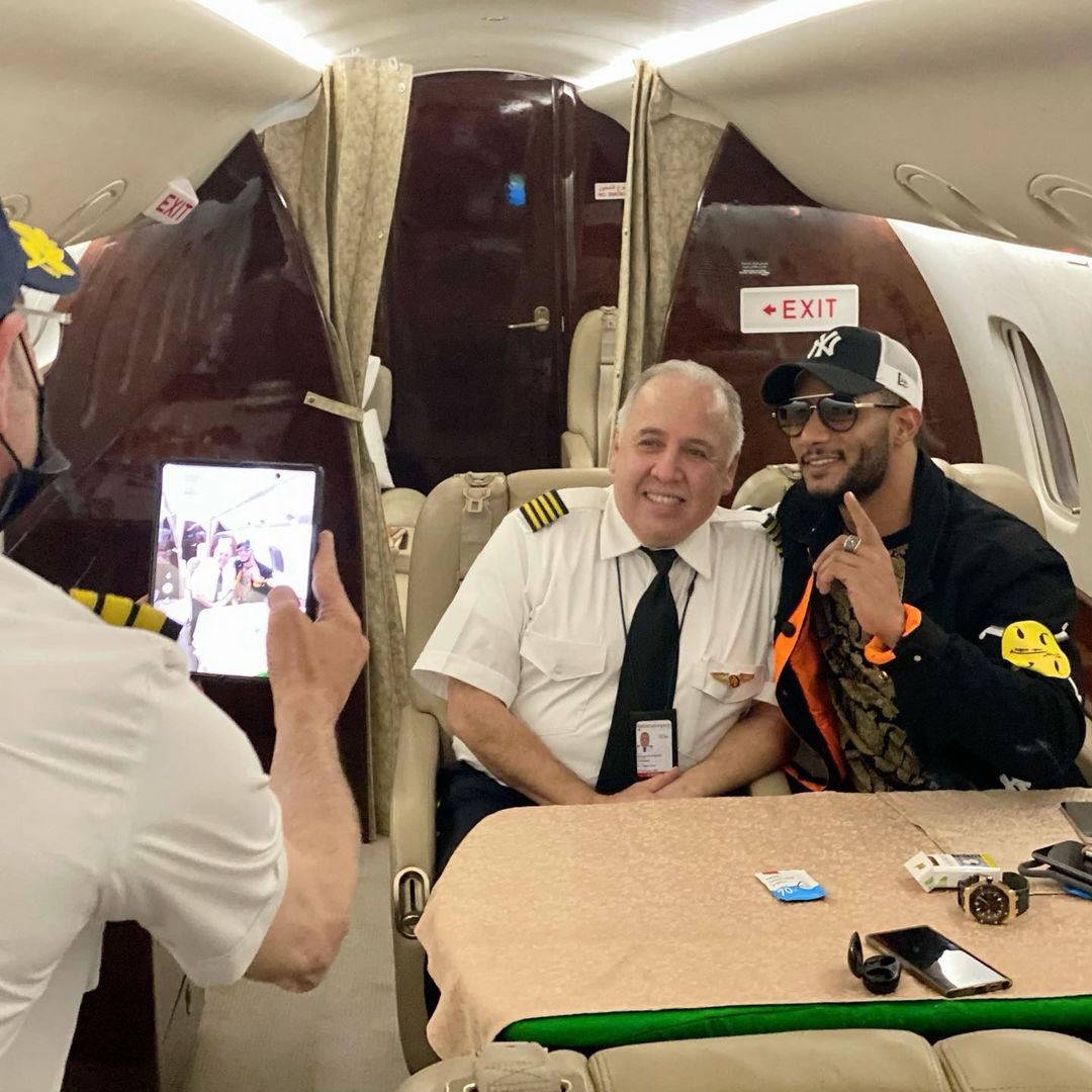 محمد رمضان مع الطيارين (2)