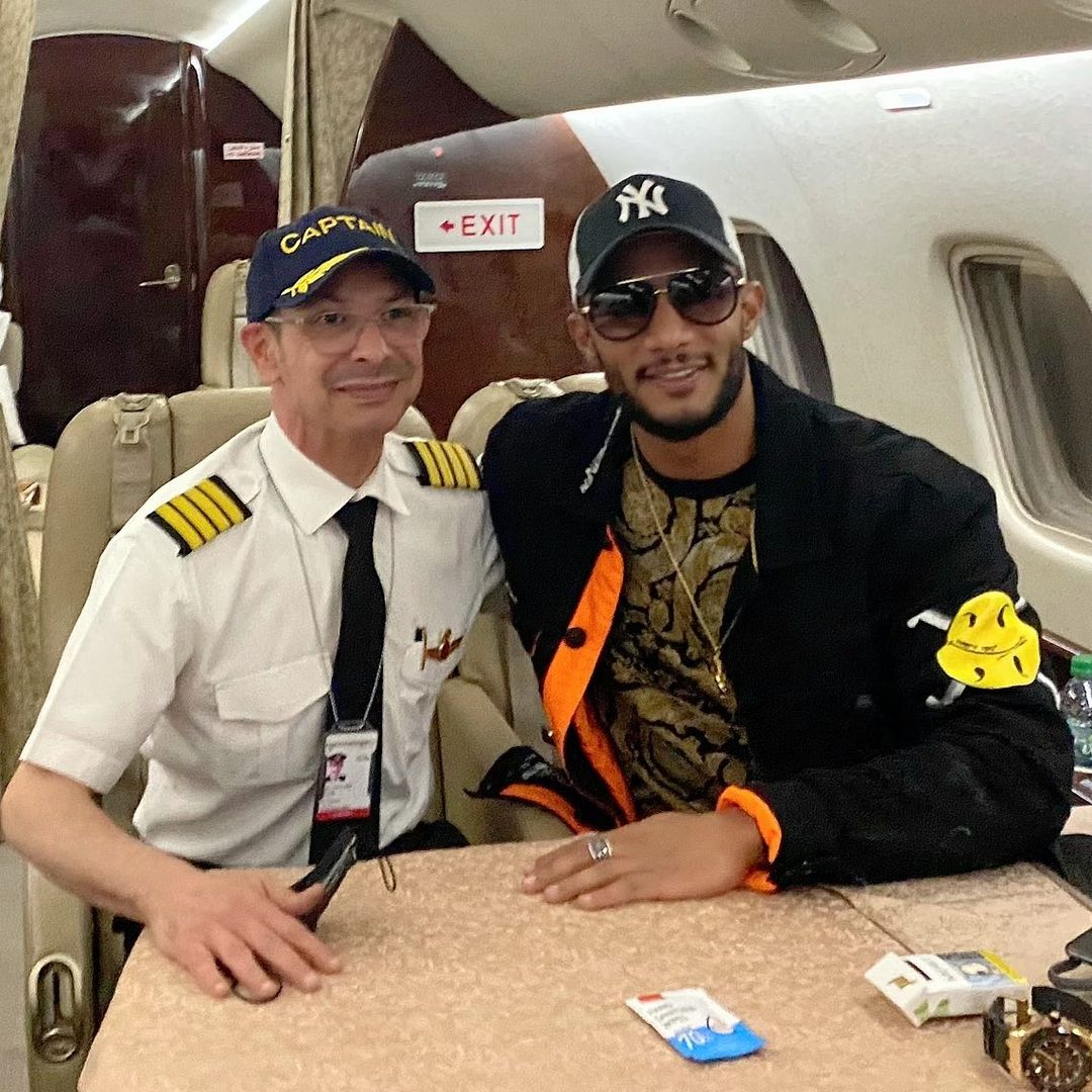 محمد رمضان مع الطيارين (1)
