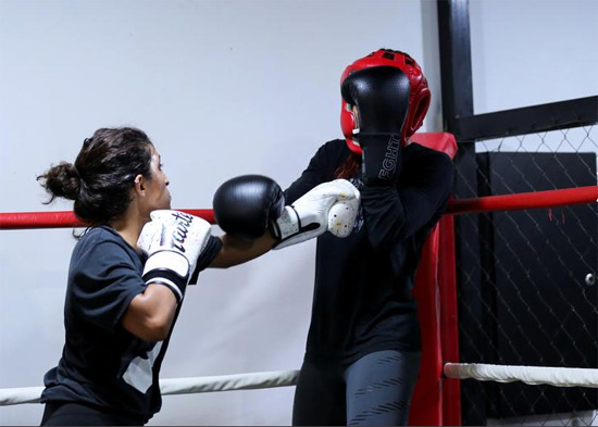 فتاة سعودية تتدرب خلال حصتها التدريبية (2)