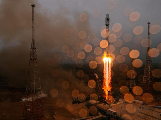 صاروخ روسي من طراز Soyuz-2.1a مع مرحلة عليا من طراز Fregat و 38 قمرا صناعيا من 18 دولة ينطلق من منصة الإطلاق أثناء هطول الأمطار