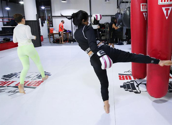 فتاة سعودية تتدرب بحقيبة ملاكمة (2)