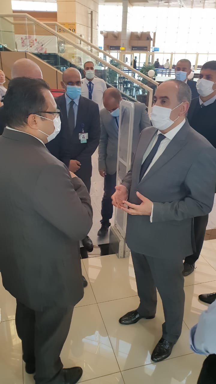 وزير الطيران يتابع استعدادات مطار شرم الشيخ لإستقبال الوفود المشاركة في مؤتمر مكافحة الفساد (2)