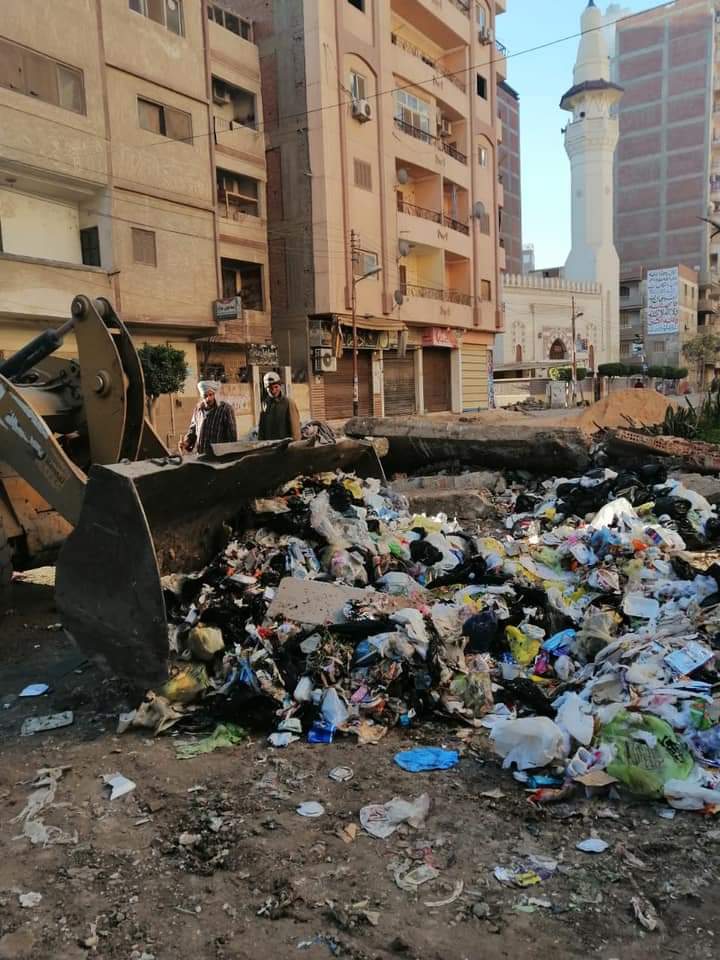 حملة نظافة وإزالة القمامة بحى ثان المحلة (7)