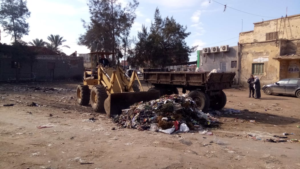 المعدات خلال رفع القمامة وتنظيف الشوارع بقرى مركز المحلة  (9)