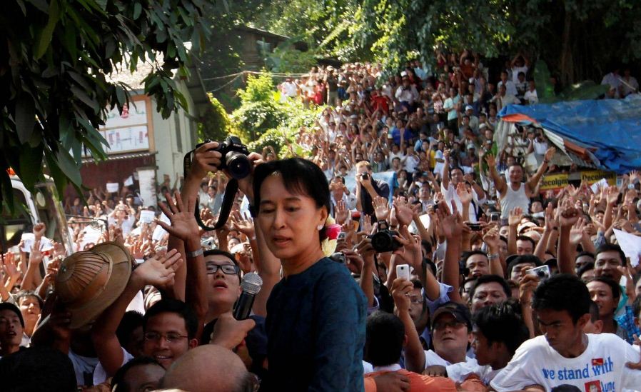 زعيمة ميانمار  وسط انصارها