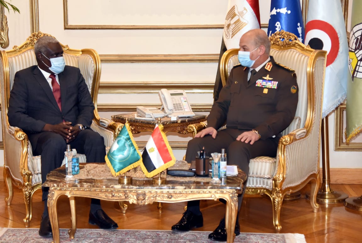وزير الدفاع يلتقى برئيس مفوضية الإتحاد الأفريقى (3)