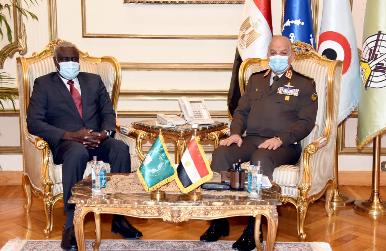 وزير الدفاع يلتقى برئيس مفوضية الإتحاد الأفريقى (1)