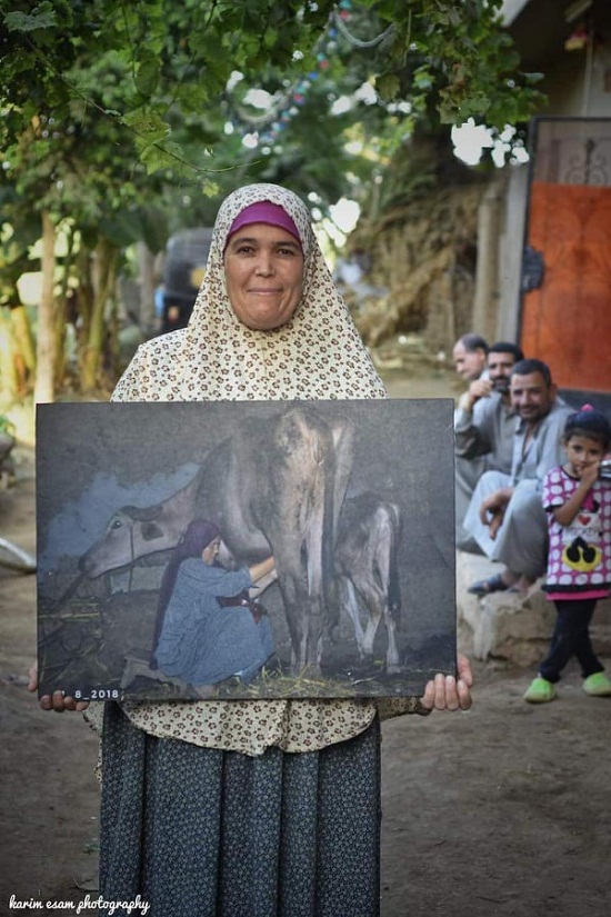 والدة كريم تحمل صورتها