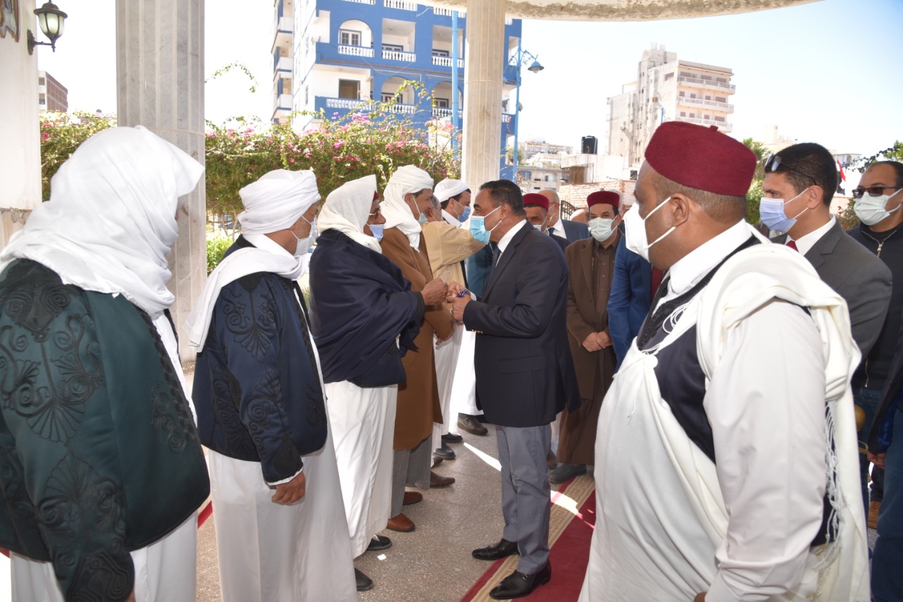 محافظ مطروح يصافح المشايخ والعمد محافظ مطروح يصافح المشايخ والعمد