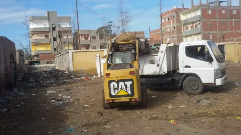 المعدات خلال رفع القمامة وتنظيف الشوارع بقرى مركز المحلة  (5)