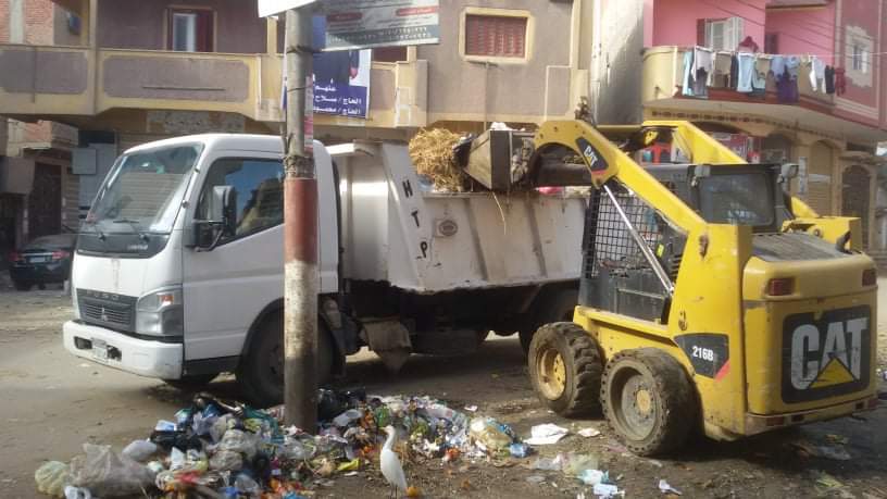 المعدات خلال رفع القمامة وتنظيف الشوارع بقرى مركز المحلة  (4)