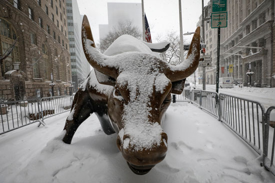 الثلوج تغطى تمثال الثور فى نيويورك