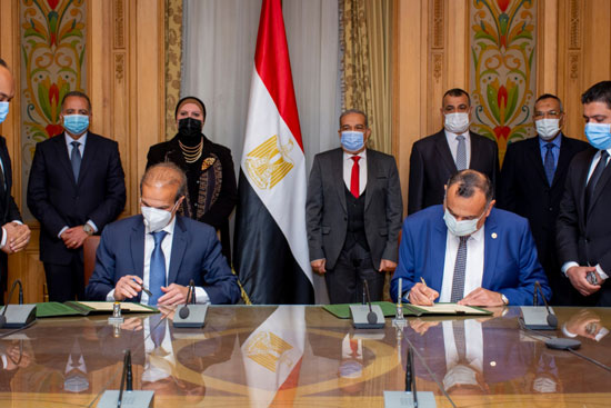 وزيرا الإنتاج الحربى والصناعة يشهدان توقيع اتفاقية تصنيع الأوتوبيسات  (4)