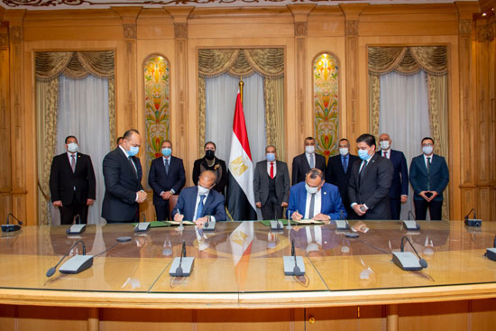 وزيرا الإنتاج الحربى والصناعة يشهدان توقيع اتفاقية تصنيع الأوتوبيسات  (2)