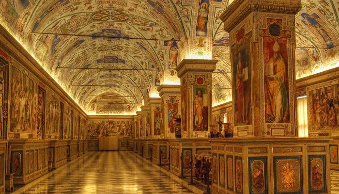 إحدى متاحف الفاتيكان من الداخل