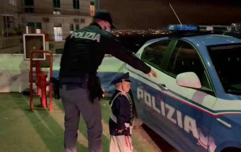 الطفل يركب سيارة شرطة