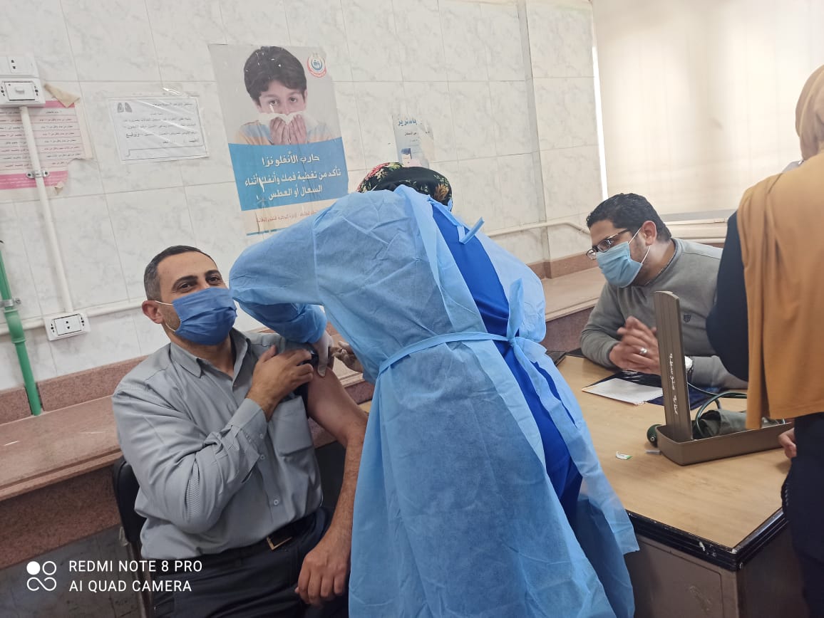  تطعيم الأطقم الطبية بمستشفي صدر سوهاج (1)