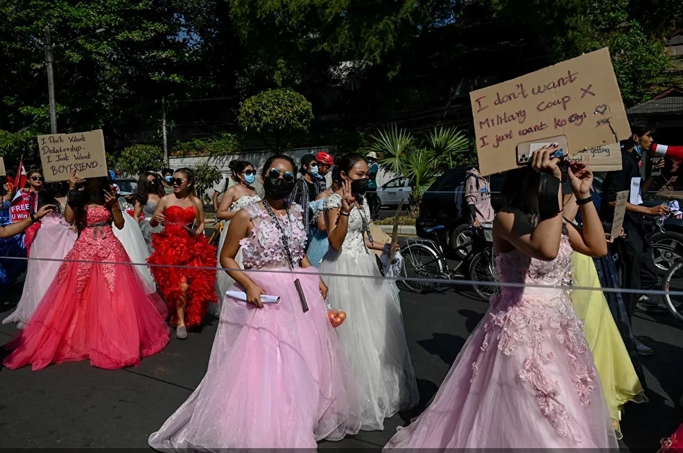 نساء ميانمار يرتدين فساتين الزفاف يحملن لافتات خلال احتجاج ضد الانقلاب العسكري (1)