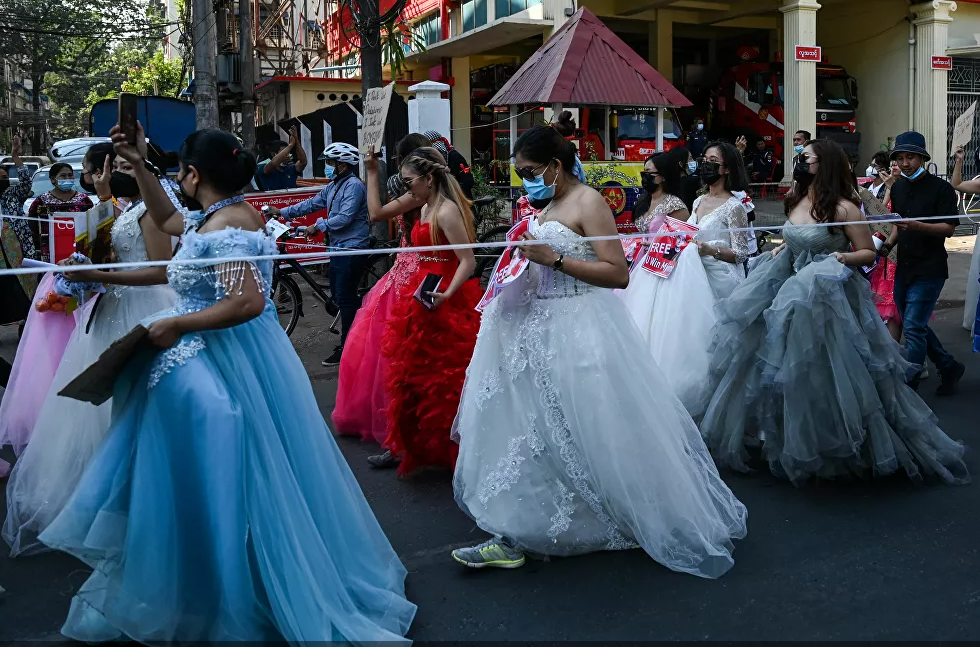 نساء ميانمار يرتدين فساتين الزفاف يحملن لافتات خلال احتجاج ضد الانقلاب العسكري (3)
