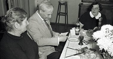 بوريس باسترناك يقرأ برقية فوزه بجائزة نوبل للآداب 1958