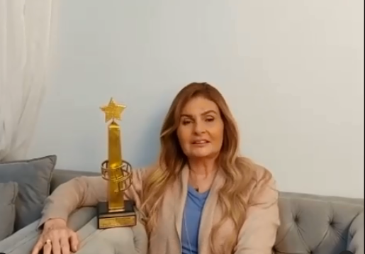 الفنانة يسرا