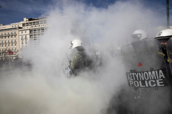 طلاب غاضبون فى اليونان يشتبكون مع الأمن لرفض إنشاء شرطة جامعية (8)