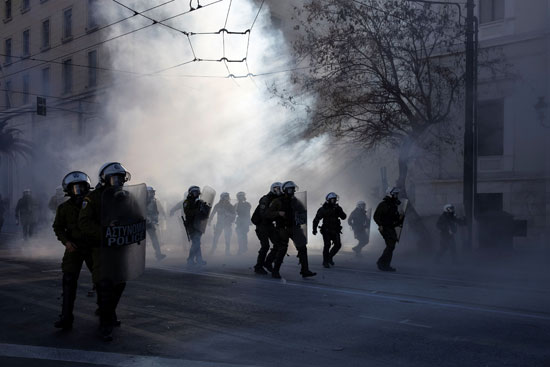 طلاب غاضبون فى اليونان يشتبكون مع الأمن لرفض إنشاء شرطة جامعية (10)