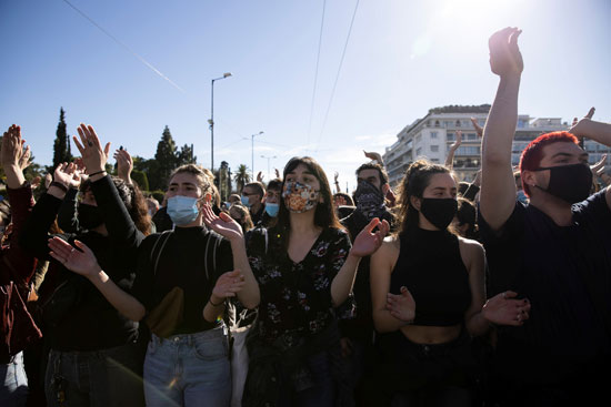 طلاب غاضبون فى اليونان يشتبكون مع الأمن لرفض إنشاء شرطة جامعية (5)