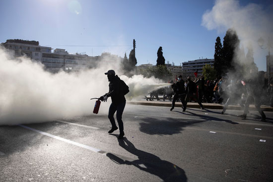 طلاب غاضبون فى اليونان يشتبكون مع الأمن لرفض إنشاء شرطة جامعية (2)