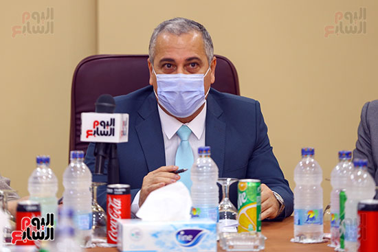  عبد الصادق الشوربجى خلال لقاء له بعدد من الصحفيين  (5)