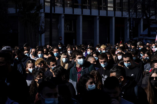 طلاب غاضبون فى اليونان يشتبكون مع الأمن لرفض إنشاء شرطة جامعية (4)