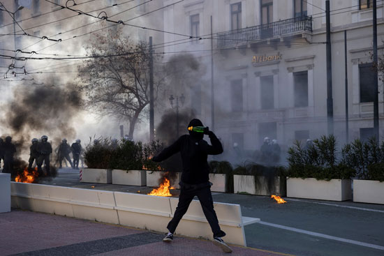 طلاب غاضبون فى اليونان يشتبكون مع الأمن لرفض إنشاء شرطة جامعية (11)
