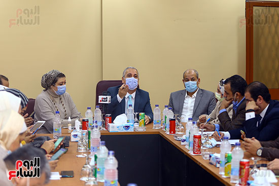  عبد الصادق الشوربجى خلال لقاء له بعدد من الصحفيين  (2)
