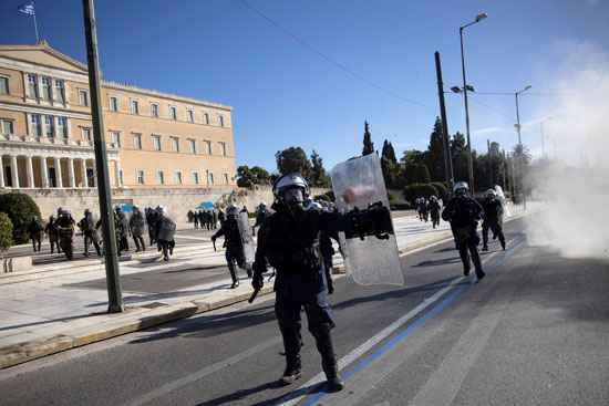 طلاب غاضبون فى اليونان يشتبكون مع الأمن لرفض إنشاء شرطة جامعية (3)