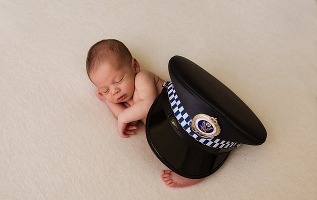 فوتوسيشن لطفل رضيعًا مع قبعة والده الشرطى المتوفى بأستراليا (2)