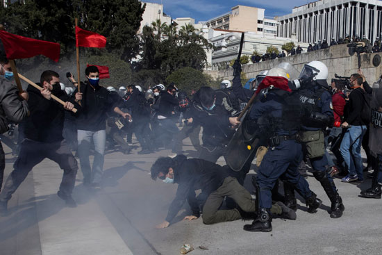 طلاب غاضبون فى اليونان يشتبكون مع الأمن لرفض إنشاء شرطة جامعية (7)