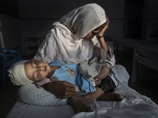 في مستشفى الطوارئ تحمل نجيبة ابن أخيها شبير   الذي أصيب في انفجار في كابول
