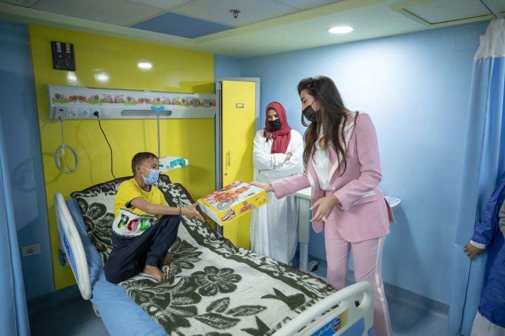 الفنانة ياسمين صبري فى زيارة للمستشفى (7)