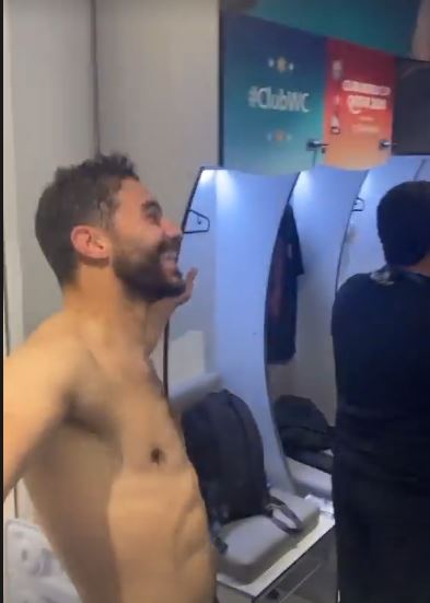 موسيماني يرقص مع لاعبي الأهلي في غرفة خلع الملابس (5)