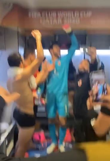 موسيماني يرقص مع لاعبي الأهلي في غرفة خلع الملابس (3)